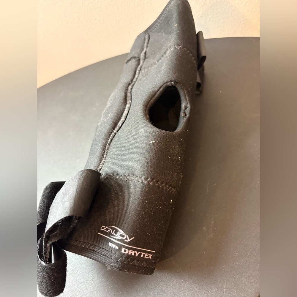 DONJOY knee brace with side stabilizer